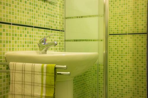 y baño con lavabo y espejo. en Appartamento Lilla dei Buoni e Cattivi, en Cagliari