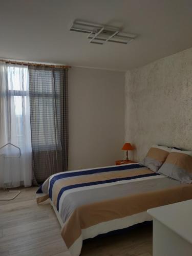 una camera con un grande letto e una finestra di Mathilde a Bruxelles
