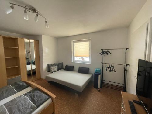 een slaapkamer met een bed en een tv. bij Karo`s Apartment in Mittersill