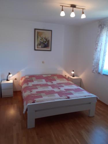- une chambre avec un lit doté d'une couette dans l'établissement Apartman Bonaca, à Jadranovo