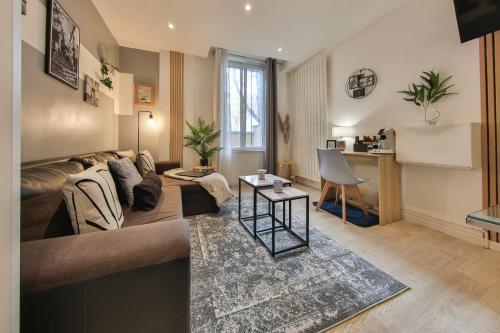 - un salon avec un canapé et une table dans l'établissement LES FRANKLINS APPARTEMENTS - Hyper CENTRE Mulhouse, à Mulhouse