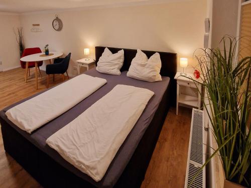 - une chambre avec un lit et 2 oreillers dans l'établissement Schönes Apartment in Niebüll, à Niebüll