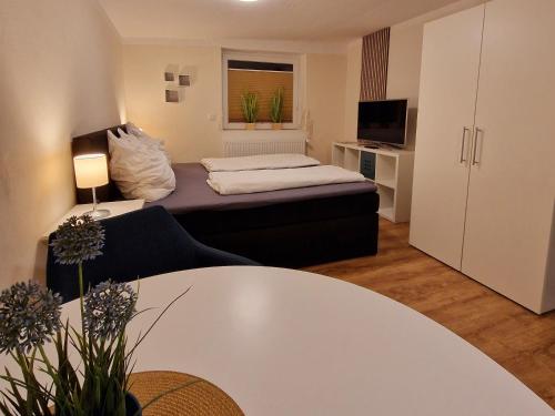 Sala de estar con cama y mesa en Schönes Apartment in Niebüll, en Niebüll