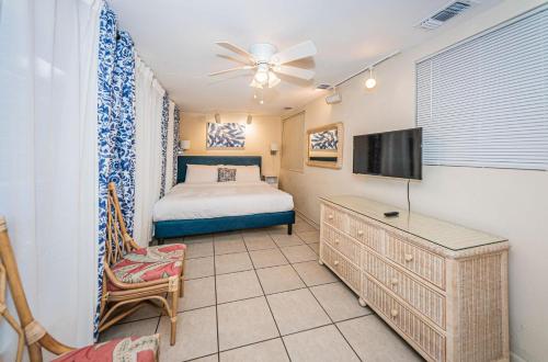 una camera con letto e TV a schermo piatto di Sunset Beach House a Clearwater Beach
