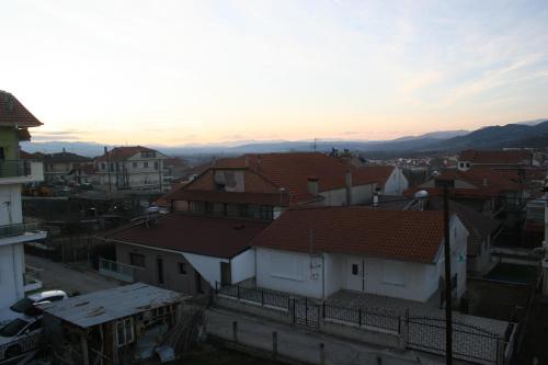 a view of a city with houses and mountains at Το Σπιτικό της Μαρίας in Maniákoi