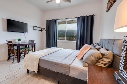 Postel nebo postele na pokoji v ubytování Unit 14 Maui Ohana Modern Studio