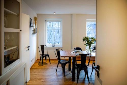cocina y comedor con mesa y sillas en Ferienhaus Regenstein en Winterberg