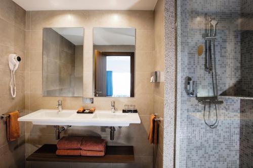 uma casa de banho com um lavatório e um chuveiro em Riu Santa Fe - All Inclusive em Cabo San Lucas