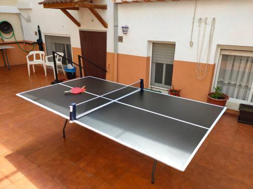 una mesa de ping pong en el medio de una habitación en CasaPepi, 5 minutos Parque Puy du Fou, en Guadamur