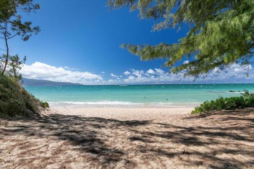 a beach with a view of the ocean at Unit 16 Maui Ohana Modern Studio in Wailuku