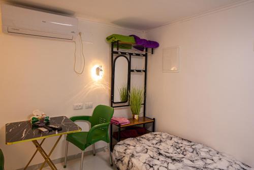 Habitación con cama, escritorio y espejo. en Dove Suites, en Majdal Shams