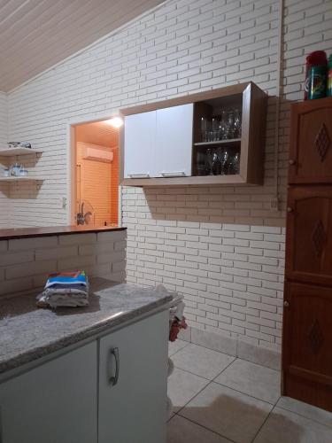 cocina con armarios blancos y encimera en Casa Moita, Linda Casa, Muito Central, Hospeda até 9 ou 12 Pessoas, en Río Grande