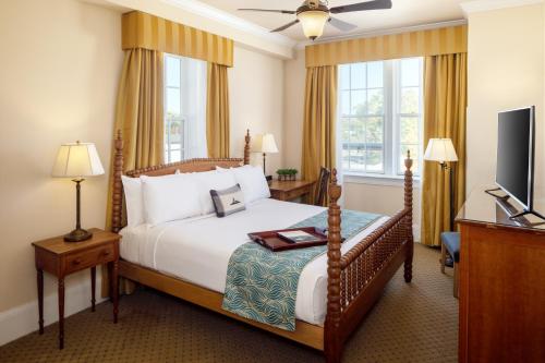 伯里亞的住宿－布恩歷史酒館酒店，一间卧室配有一张床和一台平面电视