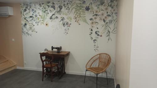 a room with a table and two chairs and a wall at L'esprit de famille in Saint-Parres-lès-Vaudes