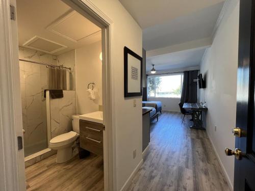 uma casa de banho com um WC, um chuveiro e um lavatório. em Unit 18 Maui Ohana Modern Studio em Wailuku