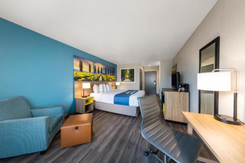 ラスロップにあるDays Inn by Wyndham Lathropのベッドとデスクが備わるホテルルームです。