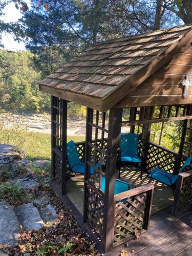 Blackbeard’s Lakefront Bungalow – Photos 2