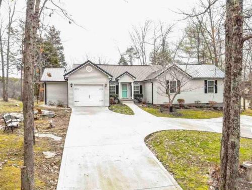 Blackbeard’s Lakefront Bungalow – Photos 3