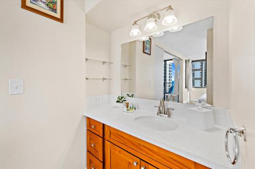 Waikiki Banyan Ocean View Hideaway, Short Walk to Beach with Parking_3
