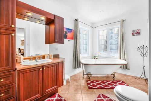 a bathroom with two sinks and a bath tub at Quiet place in the heart of Laurentides in Sainte-Lucie-de-Doncaster