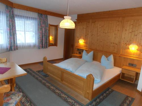 Postel nebo postele na pokoji v ubytování Haus Dorfplatz