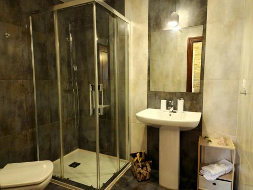 y baño con ducha, lavabo y aseo. en Casa Román centro León Edificio Rehabilitado SIN ASCENSOR, en León
