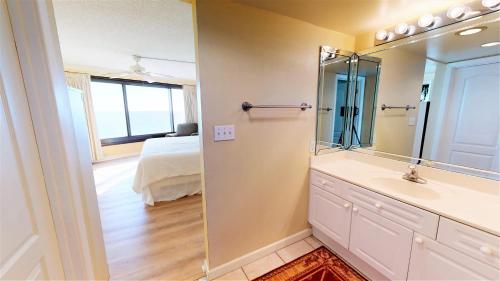 uma casa de banho com um lavatório, um espelho e um quarto em Beachside II 4295 em Destin