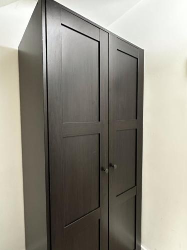 un paio di porte di legno in una stanza di The Cozy Hidden Family Apart P40 a Delft