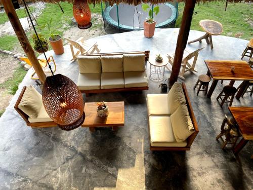 ミンカにあるSierra Junglaのソファとテーブル付きのパティオのオーバーヘッドビュー