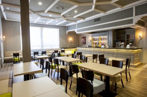 un restaurante con mesas y sillas y un bar en Palacio Valderrabanos, en Ávila