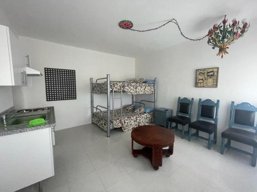 LOFT. 208 في أكابولكو: مطبخ مع طاولة وكراسي في غرفة