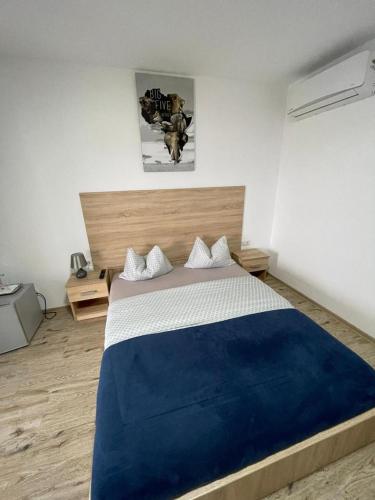 Ένα ή περισσότερα κρεβάτια σε δωμάτιο στο Pensiune CasaMircea