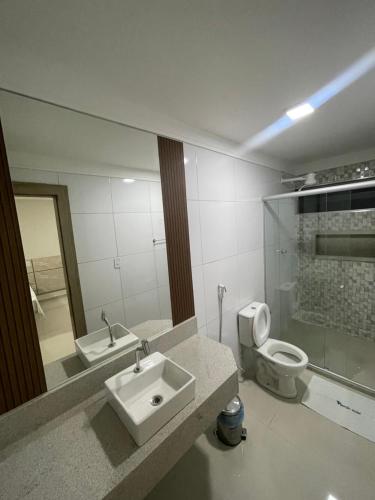 uma casa de banho com um lavatório, um WC e um espelho. em Mustang Hotel em Salgueiro