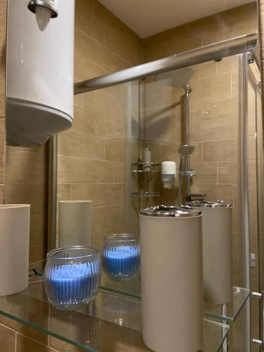 uma cozinha com taças de vidro azul num balcão em Angela Apartment em Mavrovo
