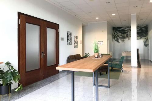 a conference room with a wooden table and chairs at Best Western Hotel Polisina in Ochsenfurt