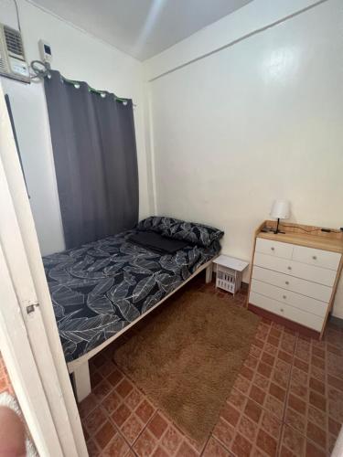 ein kleines Schlafzimmer mit einem Bett und einer Kommode in der Unterkunft Yna's Place- The Third House in Lipa