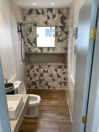 a bathroom with a toilet and a sink at Casa de praia in Paraty