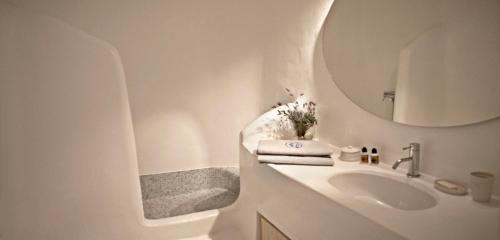 Elegant Seaside Villa, great views, infinity pool, Lia, Mykonos