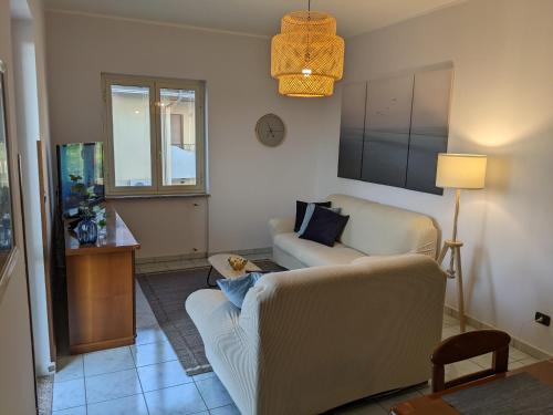 ein Wohnzimmer mit einem Sofa und einem Tisch in der Unterkunft Apartamento Davoli Marina in Marina di Davoli