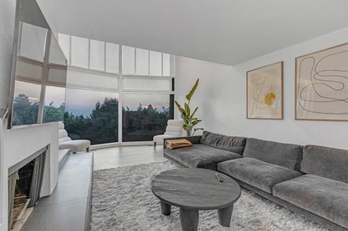 Scandinavian West Vancouver Home w/ Stunning Views