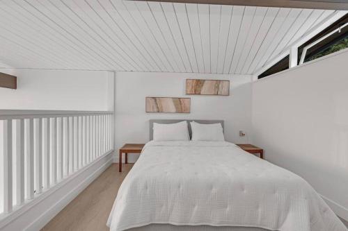Katil atau katil-katil dalam bilik di Scandinavian West Vancouver Home w/ Stunning Views