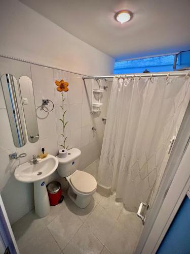 y baño con aseo, lavabo y ducha. en Acogedor apartamento amoblado con parqueadero en Valledupar