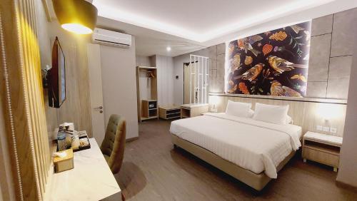 um quarto com uma cama e uma grande pintura na parede em SIP Azana Hotel Jayapura em Jayapura
