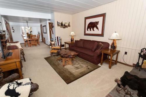 Cozy Seven Springs 1 Bedroom Condo with Private Deck condo في Champion: غرفة معيشة مع أريكة وطاولة