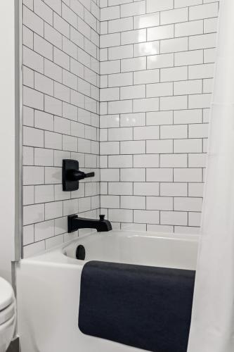 Koupelna v ubytování 175 LEX - Walkable Downtown Lexington & Rupp Arena - Full Condos