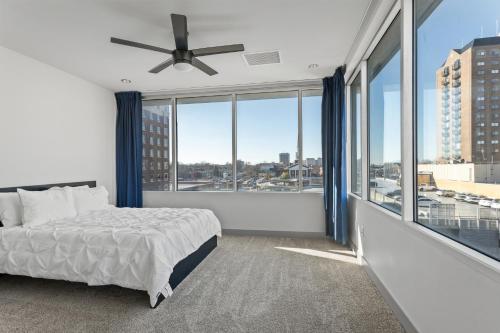 Postel nebo postele na pokoji v ubytování 175 LEX - Walkable Downtown Lexington & Rupp Arena - Full Condos