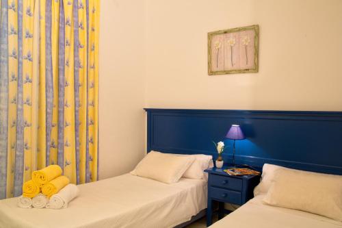 um quarto com duas camas e uma mesa com um candeeiro em Interpass Golf Playa Country Club em Islantilla