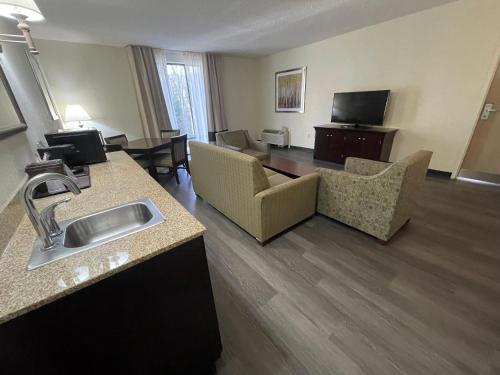 a hotel room with a kitchen and a living room at Comfort Inn Pinehurst - Southern Pines in Pinehurst