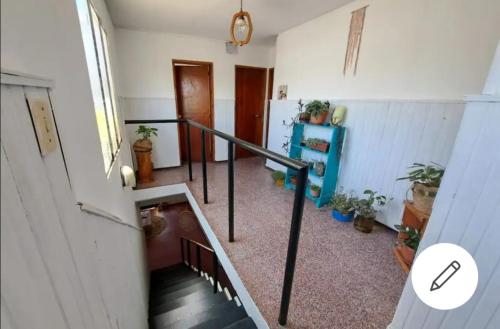 una escalera en una habitación con escalera en Casa Agni, en Treinta y Tres