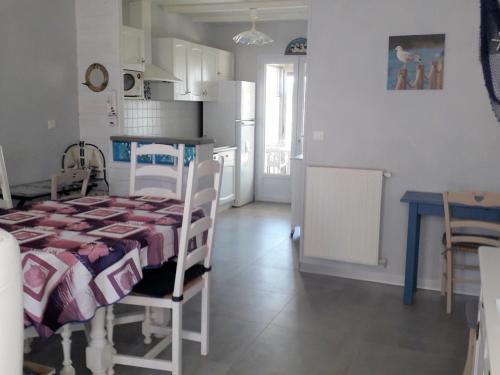 Photo de la galerie de l'établissement Villa confortable 6-7 personnes secteur calme - FR-1-476-106, à LʼAiguillon-sur-Mer